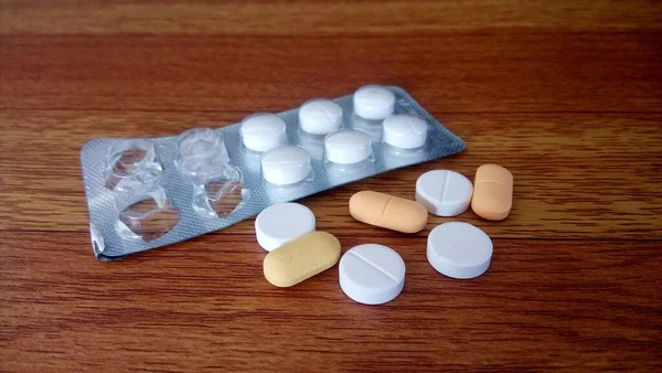 Ahşap Arka Planda Çeşitli Ilaç Hapları Var — Stok fotoğraf