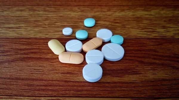 Ahşap Arka Planda Çeşitli Ilaç Hapları — Stok fotoğraf