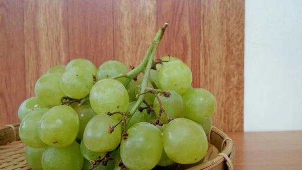 Zielone Winogrona Izolowane Koszu Bambusa — Zdjęcie stockowe