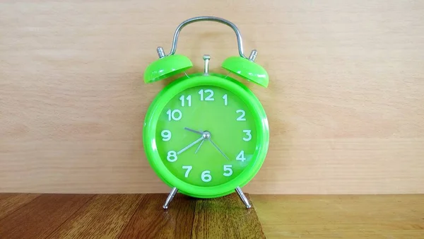 Ceas Alarmă Verde Birou — Fotografie, imagine de stoc