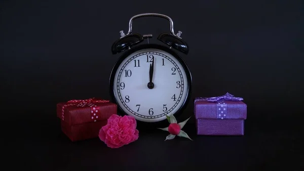 Будильник Подарочной Коробкой Цветок Розы Черном Фоне — стоковое фото
