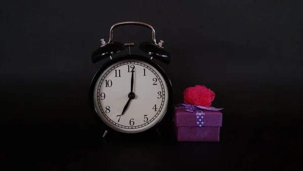 Hediye Kutulu Çalar Saat Siyah Arka Planda Gül Çiçeği — Stok fotoğraf