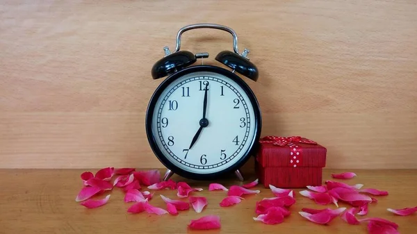 Relógio Alarme Vintage Caixa Presente Contra Fundo — Fotografia de Stock