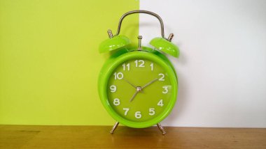 Masadaki çalar saati kapat.