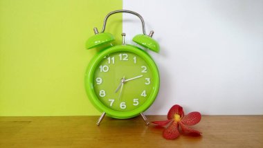 Masadaki çalar saati kapat.