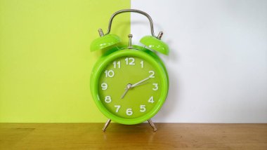 Masadaki çalar saati kapat.