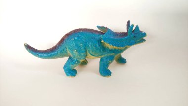 Beyaz arka planda dinozor oyuncağı