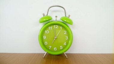 Masada izole edilmiş klasik çalar saat.