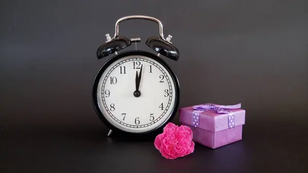 Despertador Com Caixa Presente Rosa Flor Fundo Preto — Fotografia de Stock