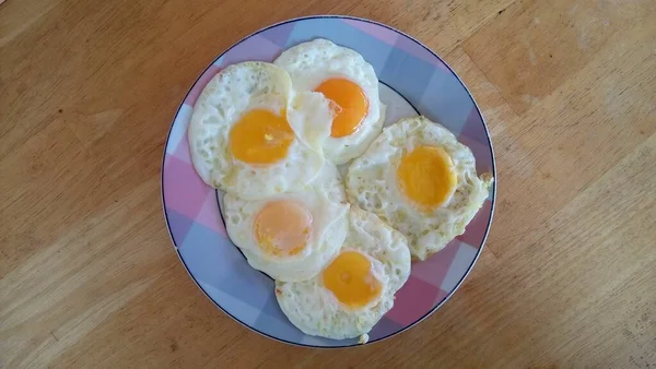 Жареные Яйца Столе — стоковое фото
