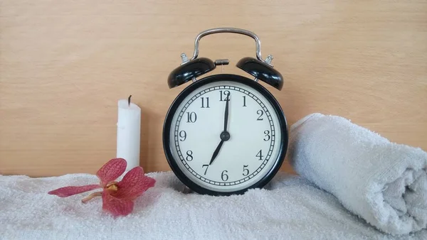 Relógio Alarme Vintage Isolado Mesa — Fotografia de Stock