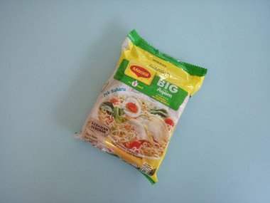 Maggi istant erişteli tavuk aromalı paket.