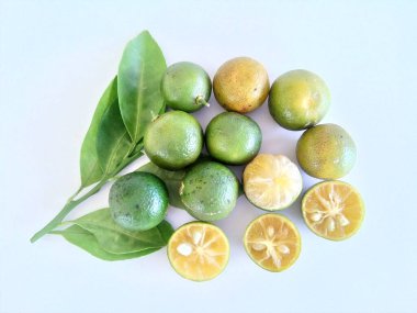 Beyaz arka planda kalamansi kireç meyveleri