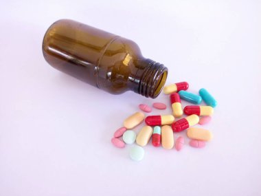 Beyaz arka planda haplar ve kapsüller 