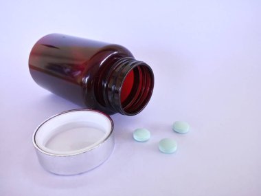 haplar ve şişe beyaz arka planda izole