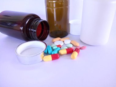 Beyaz arka planda haplar ve kapsüller 