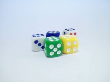 beyaz arkaplanda zarlar