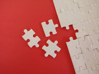 Kırmızı arkaplanda yapboz parçaları