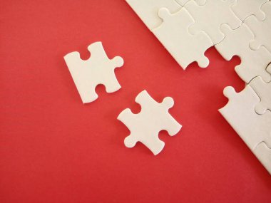 Kırmızı arkaplanda yapboz parçaları