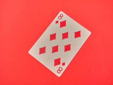 çalma kartı kırmızı arkaplanda izole edildi