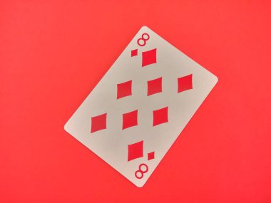 çalma kartı kırmızı arkaplanda izole edildi