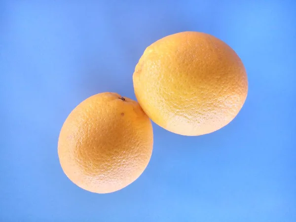 Fruits Orange Isolés Sur Fond Bleu — Photo