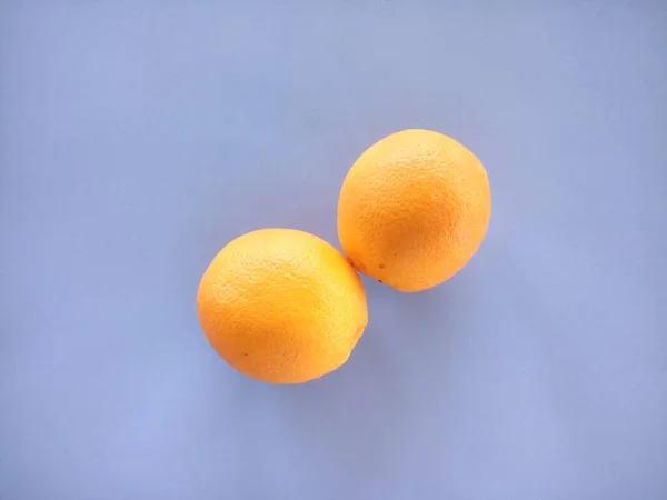 蓝色底色的橙子 — 图库照片