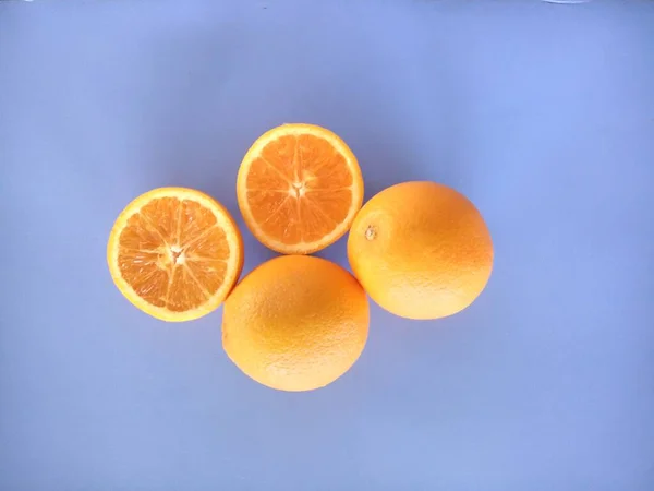 Frutas Laranja Isoladas Fundo Azul — Fotografia de Stock