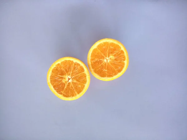 Orangene Früchte Isoliert Auf Blauem Hintergrund — Stockfoto