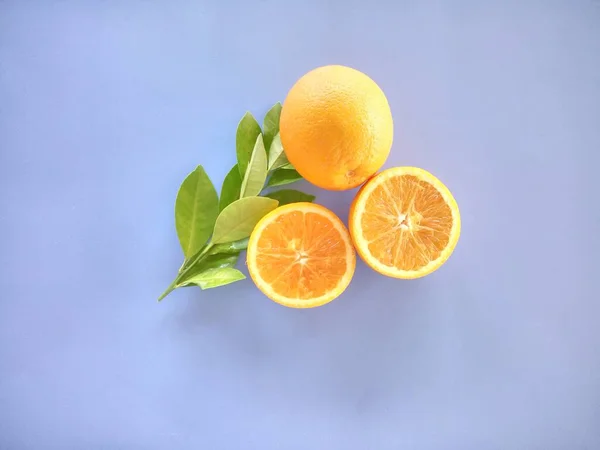 Sinaasappelvruchten Geïsoleerd Blauwe Achtergrond — Stockfoto