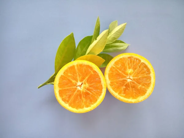 青の背景に孤立したオレンジの果実 — ストック写真