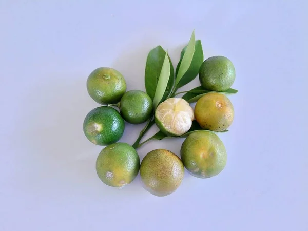 Calamansi Frutas Lima Sobre Fondo Blanco — Foto de Stock