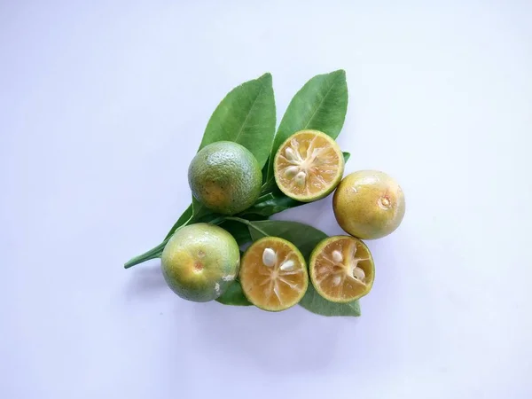 Καλαμάνσι Lime Φρούτα Στο Λευκό Φόντο — Φωτογραφία Αρχείου