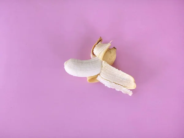 粉红背景的香蕉 — 图库照片