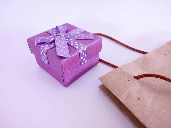 白色背景的紫色礼品盒 — 图库照片