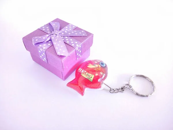 Lila Geschenkbox Auf Weißem Hintergrund — Stockfoto