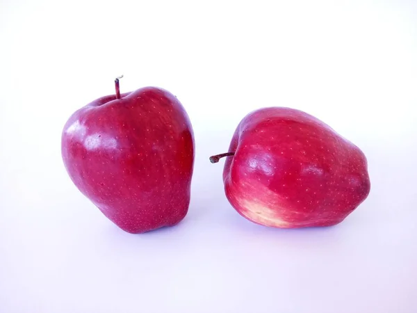 Les Pommes Rouges Sur Fond Blanc — Photo