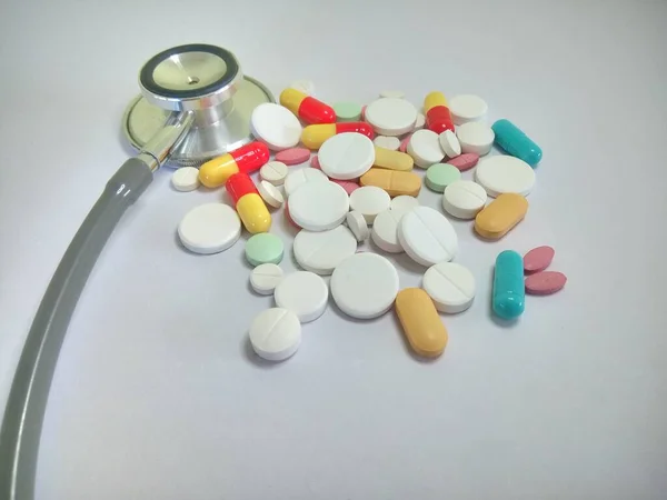 Stethoskop Und Pillen Auf Weißem Hintergrund — Stockfoto