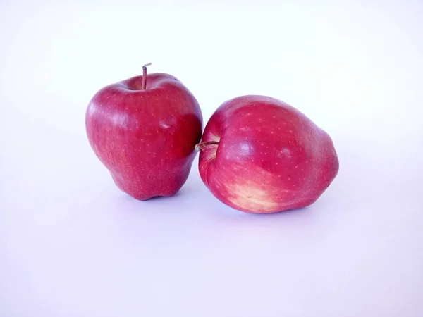 Les Pommes Rouges Sur Fond Blanc — Photo