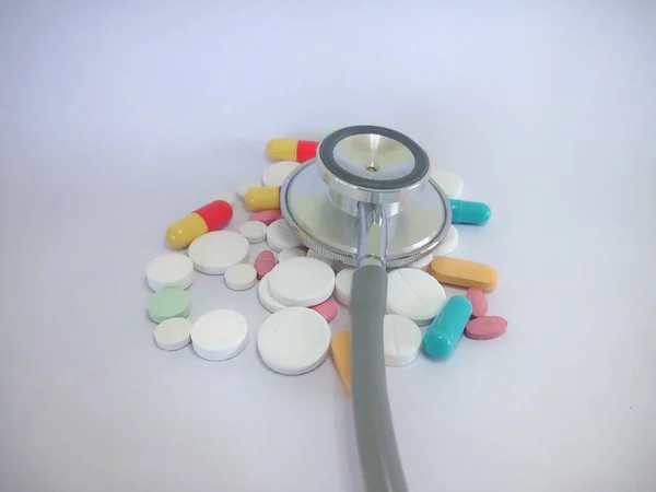 Stetoskop Tabletki Białym Tle — Zdjęcie stockowe