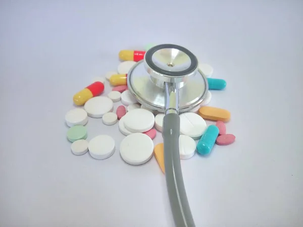 Stethoscoop Pillen Witte Achtergrond — Stockfoto