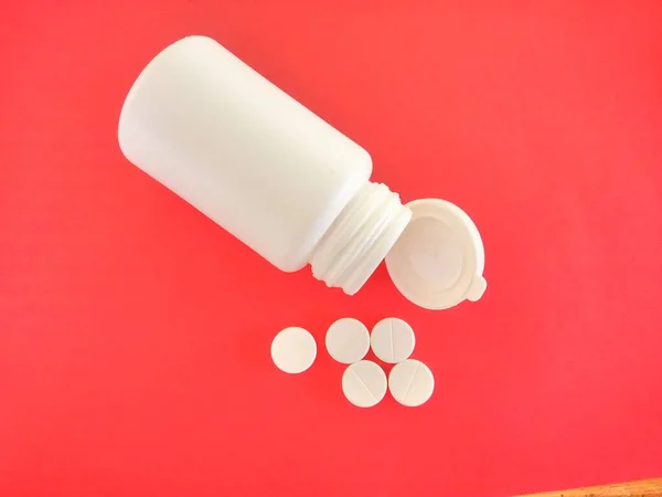 Láhev Pilulky Izolované Červeném Pozadí — Stock fotografie