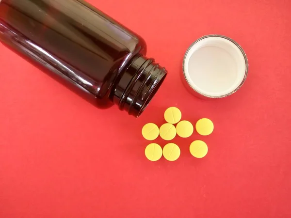 Flasche Und Pillen Isoliert Auf Rotem Hintergrund — Stockfoto