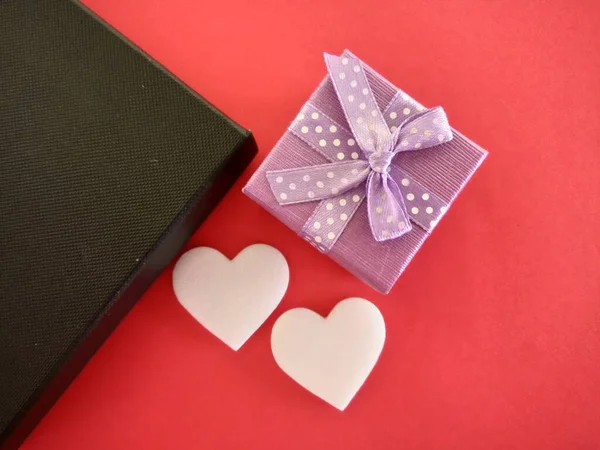 Подарочная Коробка Сердечные Знаки Изолированы Красном Фоне — стоковое фото