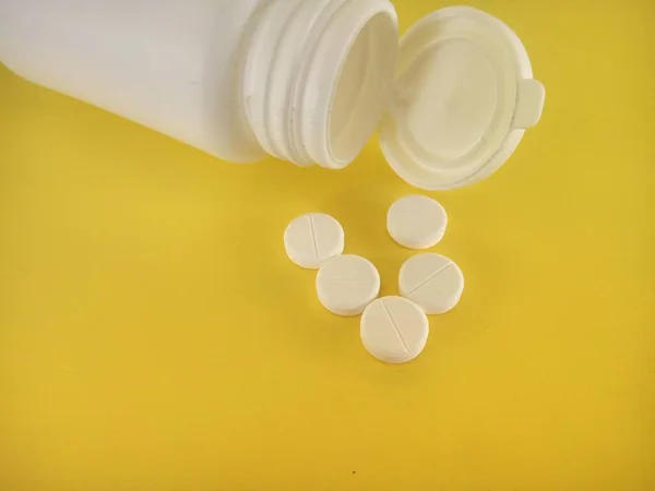 Pillen Und Flasche Auf Gelbem Hintergrund — Stockfoto
