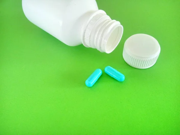 Pillen Und Flasche Auf Grünem Hintergrund — Stockfoto