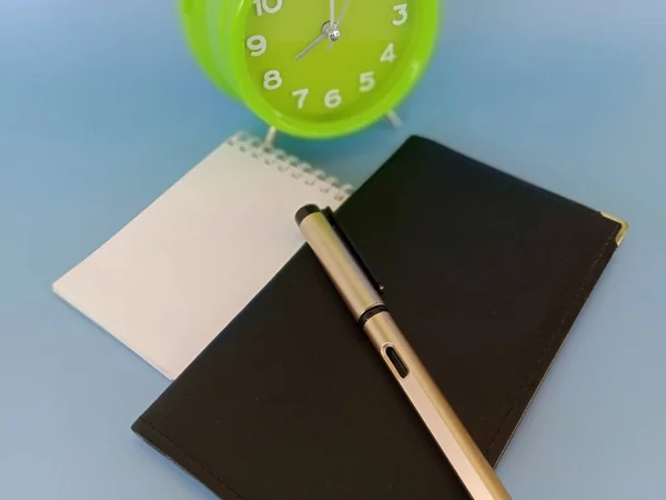 Зелений Будильник Ручка Столі — стокове фото