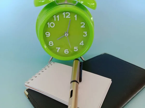 Ceas Alarmă Verde Stilou Birou — Fotografie, imagine de stoc