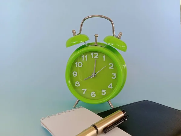 Grüner Wecker Und Stift Auf Dem Schreibtisch — Stockfoto