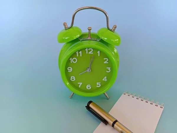 Ceas Alarmă Verde Stilou Birou — Fotografie, imagine de stoc